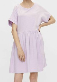 Liliowa bawełniana sukienka z krótkimi zwiniętymi rękawami, okrągłym dekoltem i marszczonym pasem. Sukienka w kształcie litery A, o gładkiej teksturze, sięgająca do kolan.