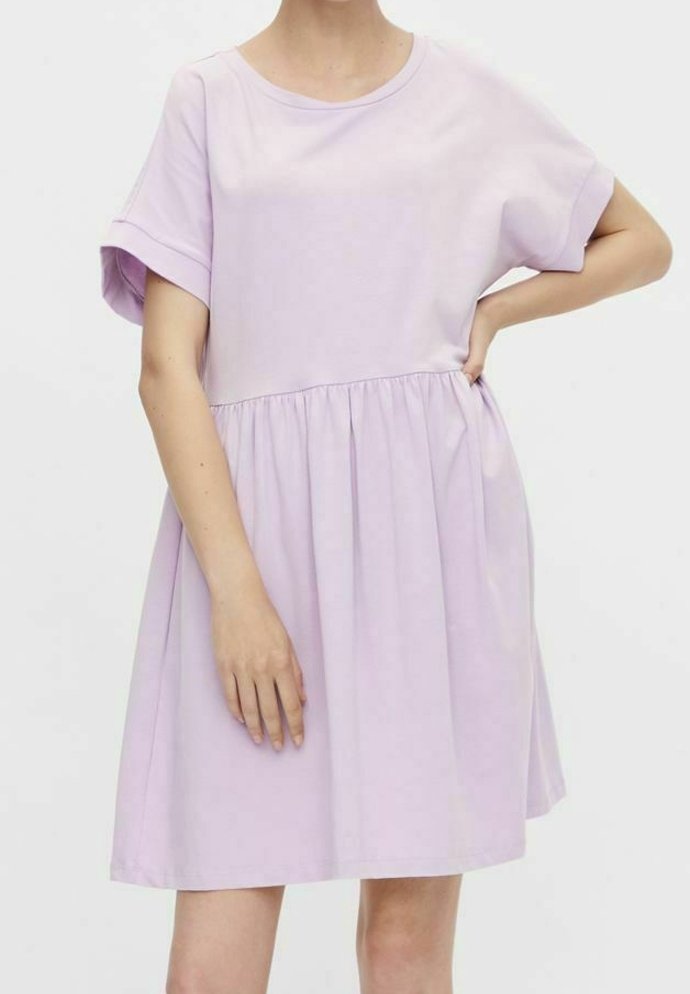 Liliowa bawełniana sukienka z krótkimi zwiniętymi rękawami, okrągłym dekoltem i marszczonym pasem. Sukienka w kształcie litery A, o gładkiej teksturze, sięgająca do kolan.