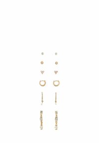 Set di orecchini in tonalità oro composto da sei paia: tre orecchini a bottone con diversi design, due orecchini a cerchio e due orecchini a goccia con cristalli e perle.