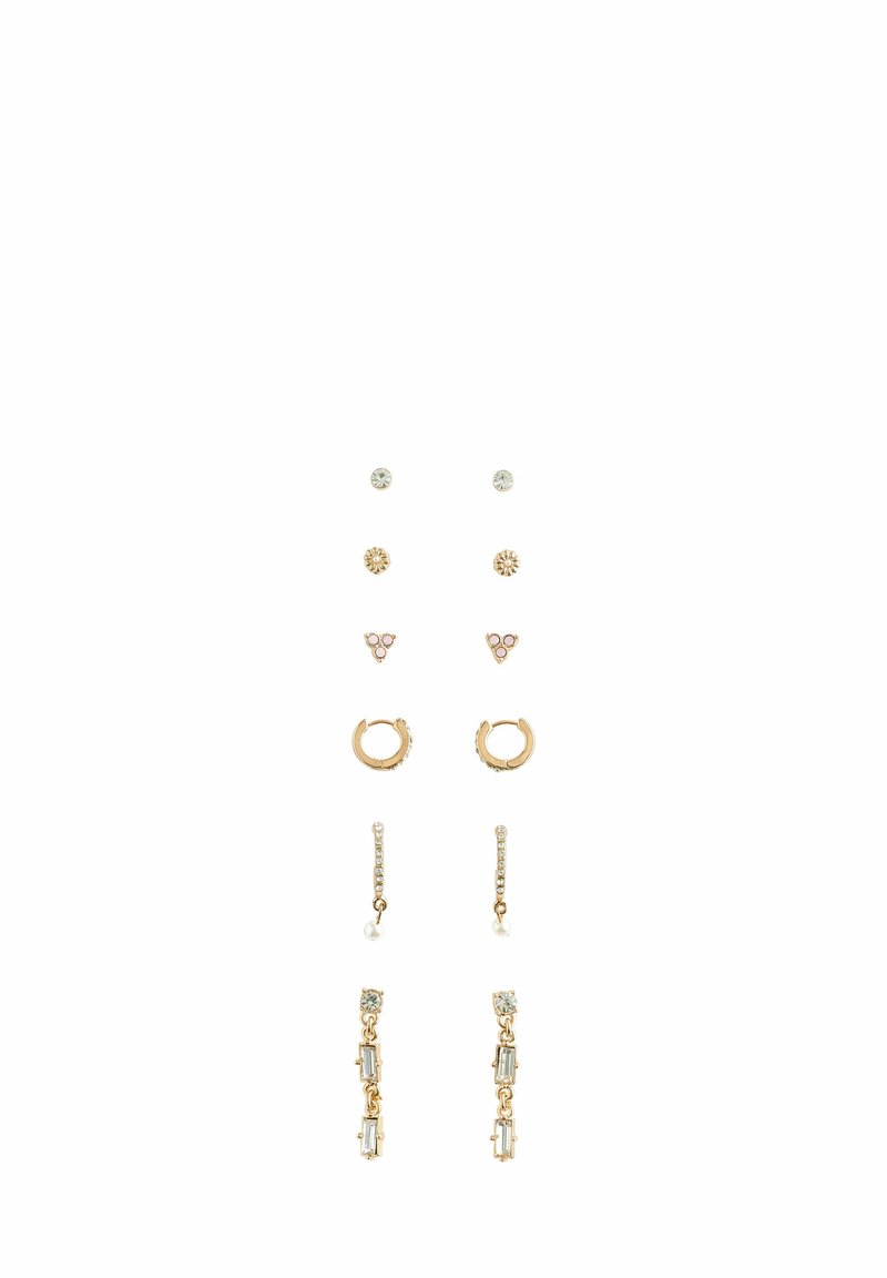 Set di orecchini in tonalità oro composto da sei paia: tre orecchini a bottone con diversi design, due orecchini a cerchio e due orecchini a goccia con cristalli e perle.