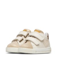 Chaussures de préscolaire blanches en cuir avec des accents dorés et un bout texturé. Elles sont dotées de deux bandes Velcro et d'un motif décoratif en forme de cœur sur le côté.