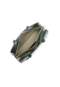 Sac à main en cuir verni vert de forme rectangulaire, avec fermeture zippée dorée et un intérieur en tissu beige. Dispose de deux poignées latérales.