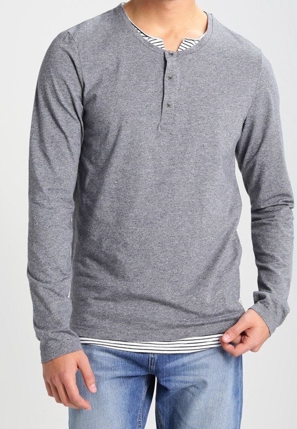 Grå langærmet henley-shirt har en rund hals, knapdetaljer og en lagdelt stribet kant. Blødt stof med en glat tekstur.