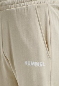 Hummel HMLLEGACY  - Pantalones deportivos - pumice stone