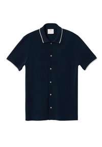 Polo a maniche corte navy in tessuto morbido, con un'apertura frontale a bottoni, una tasca sul petto e un colletto bianco a contrasto.