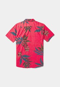 Camisa de manga corta en tela de color rosa brillante con patrones de hojas verdes y azules; corte relajado con cuello y textura suave.