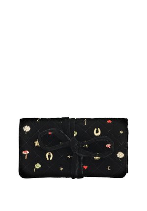 Pochette en tissu matelassé noir avec des symboles porte-bonheur brodés, attachée avec un nœud en tissu assorti.
