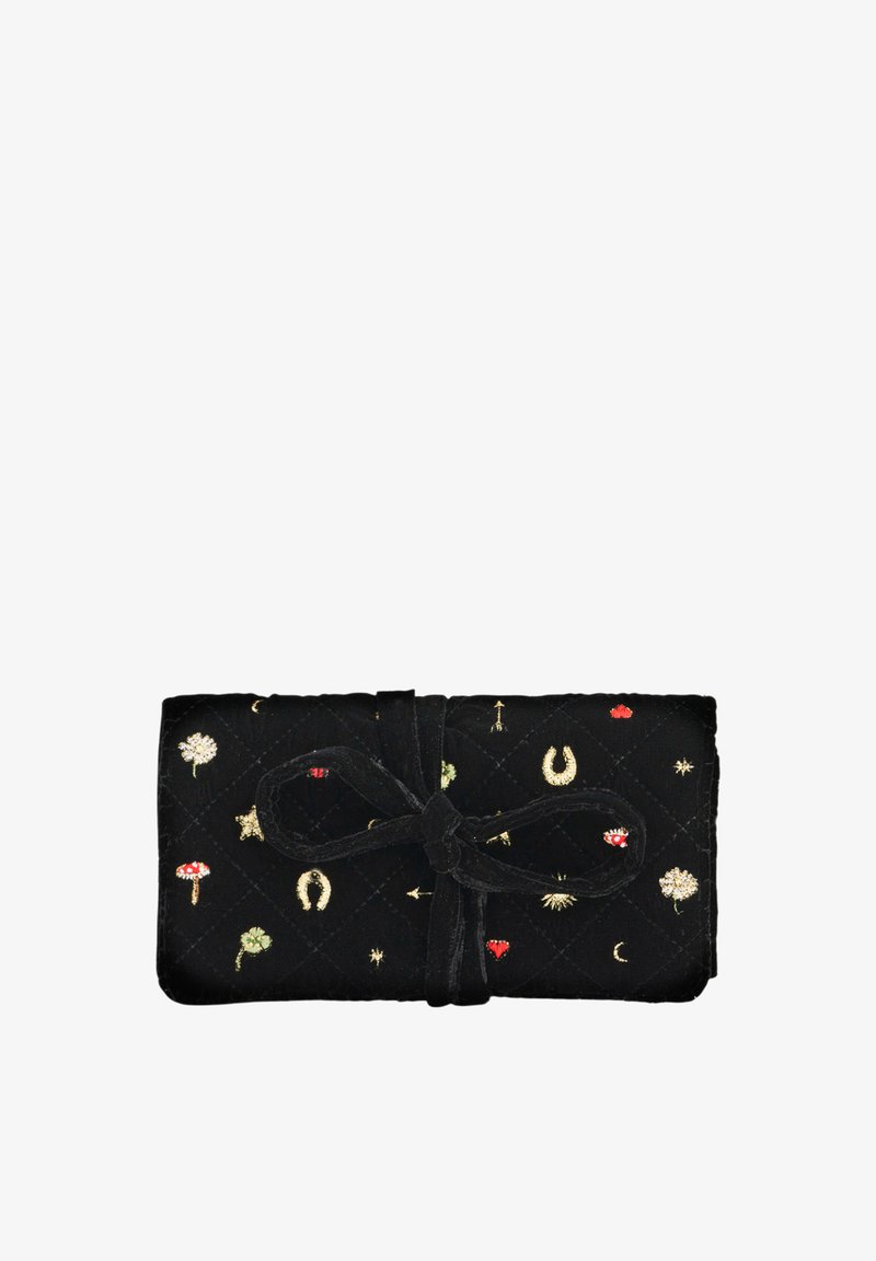 Mustast tikandiga kangast kotike, millel on tikitud õnnesümbolid, seotud sobiva kangaspaelaga.