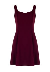 Bordeaux jurk met een aansluitende lijfje, vierkante halslijn en brede bandjes. De stof heeft een gladde textuur en loopt uit in een vloeiende rok.