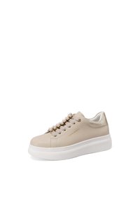 Sneaker in pelle beige con accentuazione dorata texture, decorato con perle finte sui lacci e una suola piatta bianca.