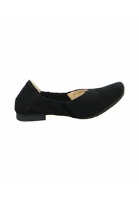 Schwarzer flacher Schuh aus weichem Stoff, mit spitzem Zehenbereich, niedrigem Absatz, gesteppten Details und einem Slipper-Design mit einer beigen Einlegesohle.