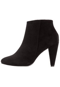 Musta samettinen nilkkuri, jossa on osoitettu varvas ja korkea stiletto-korko. Siisti muotoilu saumattomilla sivuilla ja matta pinnalla.