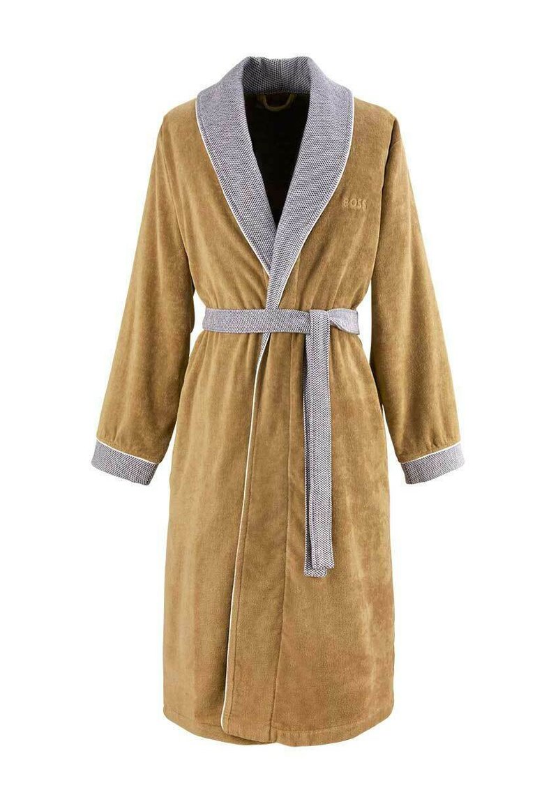 Hellbrauner Bademantel aus Frottee mit einem grauen, gemusterten Schalkragen und Manschetten, ausgestattet mit einem passenden Gürtel und dezentem Markenlogo auf der Brust.
