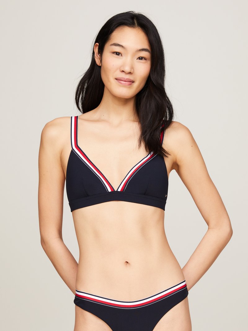 Completo bikini blu navy che presenta un reggiseno a triangolo con accenti a righe rosse e bianche, texture a costine e culotte a vita bassa coordinate.