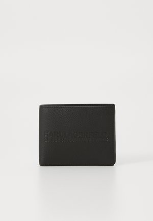 Cartera de cuero negro con logotipo grabado en la parte frontal, diseño compacto con un acabado texturizado y bordes minimalistas.