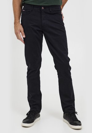 Zwarte katoenen chinos in een rechte snit, met een knoopsluiting, riemlusjes en subtiele rode en blauwe accenten op de tailleband.