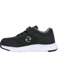 Schwarzer Sportschuh mit Mesh-Obermaterial, synthetischen Überzügen, Klettverschluss, weißer Zwischensohle und strukturiertem schwarzen Gummilaufsohle. Logo an der Seite.