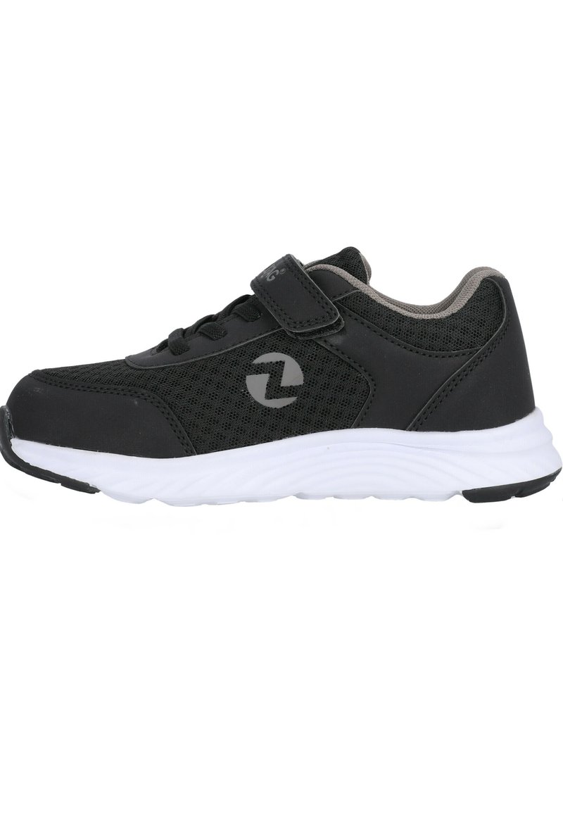 Schwarzer Sportschuh mit Mesh-Obermaterial, synthetischen Überzügen, Klettverschluss, weißer Zwischensohle und strukturiertem schwarzen Gummilaufsohle. Logo an der Seite.