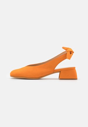 Chaussure slingback orange avec un bout arrondi, un petit talon bloc et un nœud décoratif à l'arrière. Le matériau semble doux et texturé.
