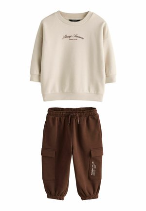 Beige langærmet sweatshirt med teksten ""Always Awesome"" og brune cargobukser med elastisk talje og lommer, begge afslappet børnetøj.