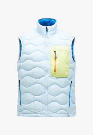Hellblaues, wattiertes Weste mit hohem Kragen, ausgestattet mit einer gelben Reißverschlusstasche und blauen Akzenten, und texturierten, gewellten Mustern auf dem Stoff.