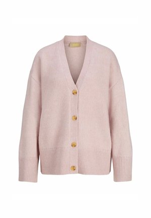 Cárdigan de punto rosa claro con escote en V, cuatro botones de madera y puños y dobladillo acanalados. Presenta un corte relajado y una textura de tela.