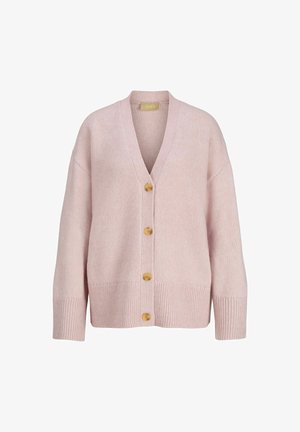 Cárdigan de punto rosa claro con escote en V, cuatro botones de madera y puños y dobladillo acanalados. Presenta un corte relajado y una textura de tela.