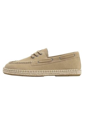 Mocassin beige en daim style mocassin avec semelle cousue à la corde, œillets pour lacets et laçage décoratif sur le côté, sur fond blanc.