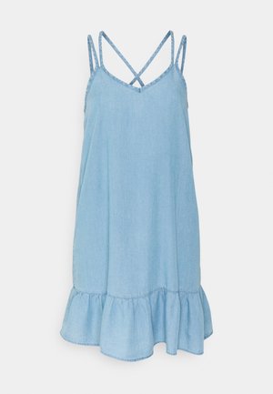 Světle modré džíny šaty s rozšířeným volánovým lemem, s tenkými zkříženými ramínky a výstřihem do V. Jemná textilie a ležérní design.