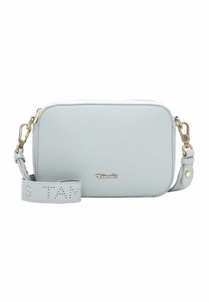 Lyseblå rektangulær crossbodytaske med tekstureret overflade, guldfarvet hardware og justerbar rem med perforerede tekstdetaljer.