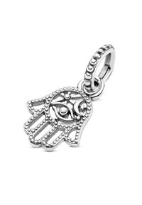 Strieborný prívesok v tvare ruky, s precízne vypracovanými vzormi a detailom oka, s textúrovaným očkom na pripevnenie.