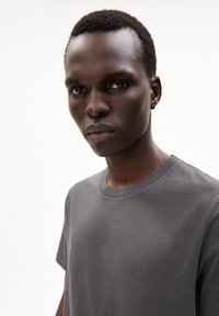 ARMEDANGELS JAAMES - Basic T-shirt - acid black