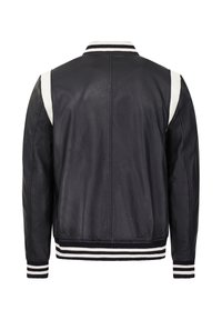 Veste bomber en cuir noir avec des accents rayés blancs sur les épaules et des poignets côtelés. Col à côtes avec des rayures noires et blanches. Texture lisse.