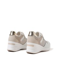 Sneakers bianchi e beige con pannelli in rete, dettagli metallici, collare imbottito e suola a zeppa per un'altezza extra.