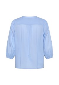 Blouse bleu clair avec un col rond, des manches bouffantes et un panneau arrière texturé. Confectionnée en tissu doux ; comprend des plis pour une coupe décontractée.