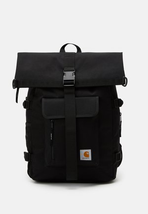 Mochila preta com um design de topo enrolável, feita de tecido durável. Apresenta alças ajustáveis, vários bolsos e um emblema logo em destaque.