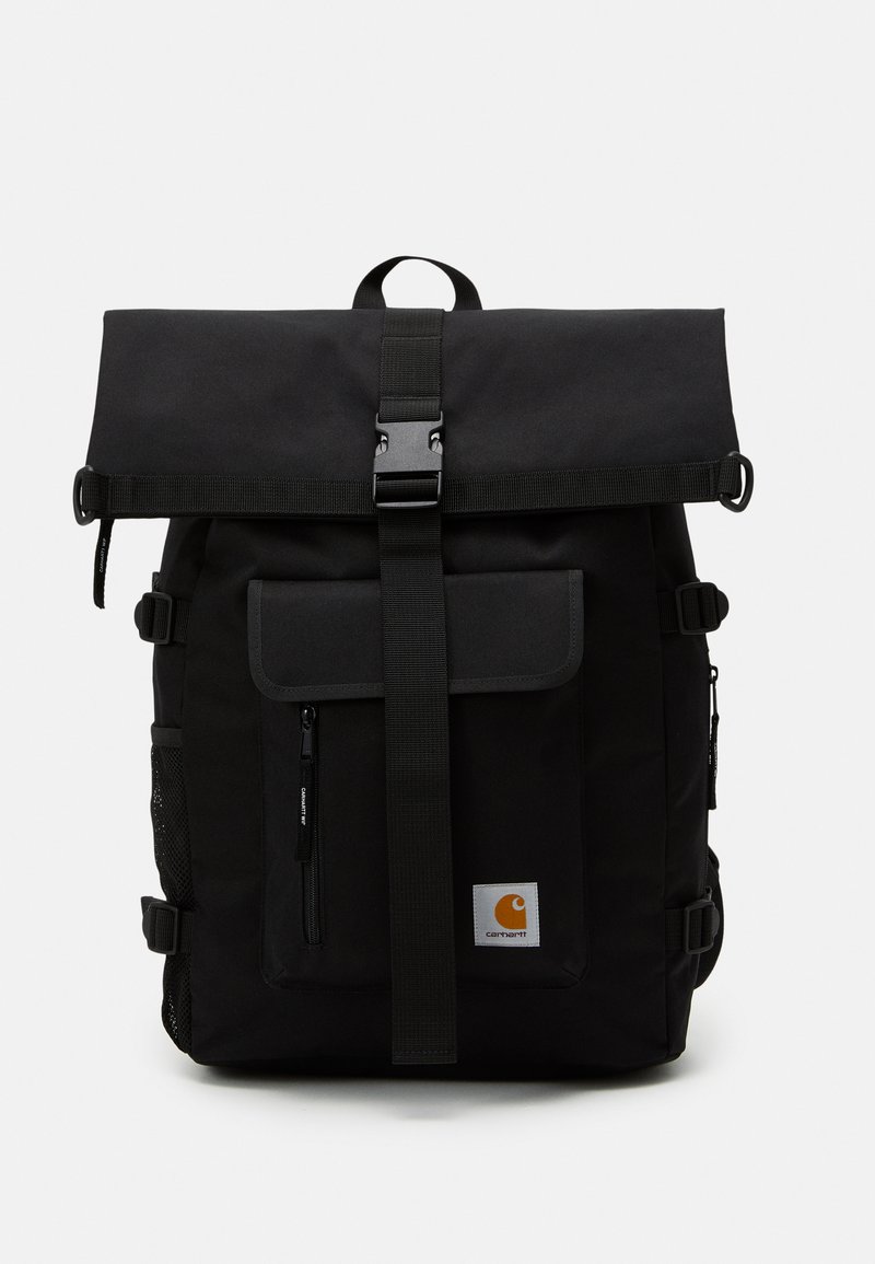 Schwarzer Rucksack mit Roll-Top-Design, aus strapazierfähigem Material gefertigt. Verfügt über verstellbare Träger, zahlreiche Taschen und ein auffälliges Logo-Patch.