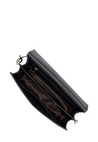 Borsa a pochette nera in pelle, con una texture liscia, dotata di chiusura con zip, due compartimenti principali e accenti in metallo dorato.