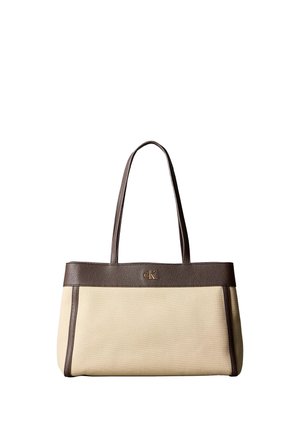 Bolso rectangular beige con asas y ribetes de piel marrón oscuro, con pequeño logo dorado "cK" en el centro superior.