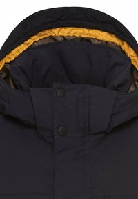 Kołnierz granatowej kurtki z żółtym podszyciem; cechuje się gładką fakturą i czarnymi zatrzaskami z przodu, prezentującą uporządkowany design.