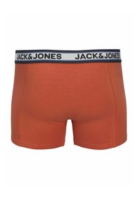Boxer ajustados para hombre, de tela naranja, con una cinturilla elástica que tiene "JACK&JONES" impreso en negro y gris. Textura suave, diseño ceñido.