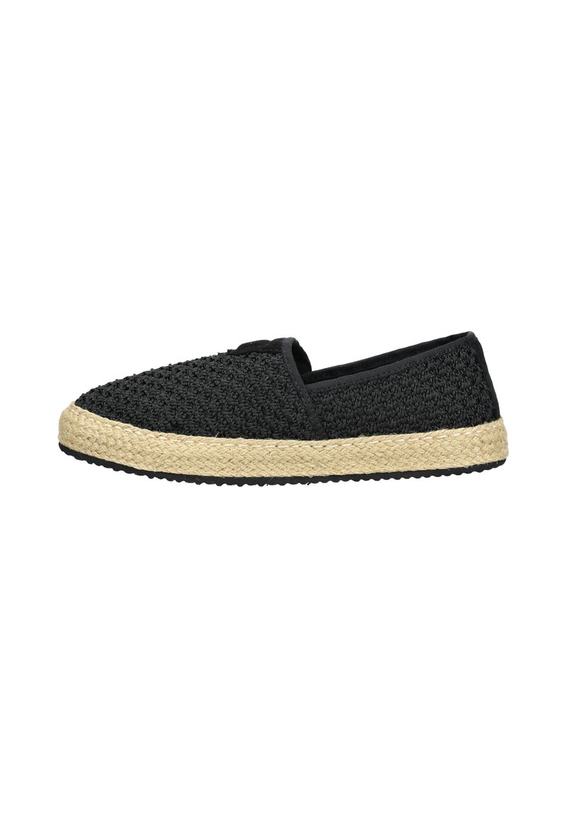 Zapato negro de lona tipo slip-on con parte superior texturizada, media suela de yute estilo espadrille y suela exterior de goma negra. Sin herrajes ni acentos visibles.