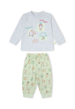 Camiseta de manga larga gris claro con verduras y texto motivacional, combinada con pantalones verde claro con patrones de verduras a juego.