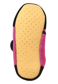 Schuhsohle mit einem perforierten gelben Schaumstoffkern, umgeben von pinkfarbenen Netzseiten und einem schwarzen Rand, entworfen für Atmungsaktivität und Komfort.