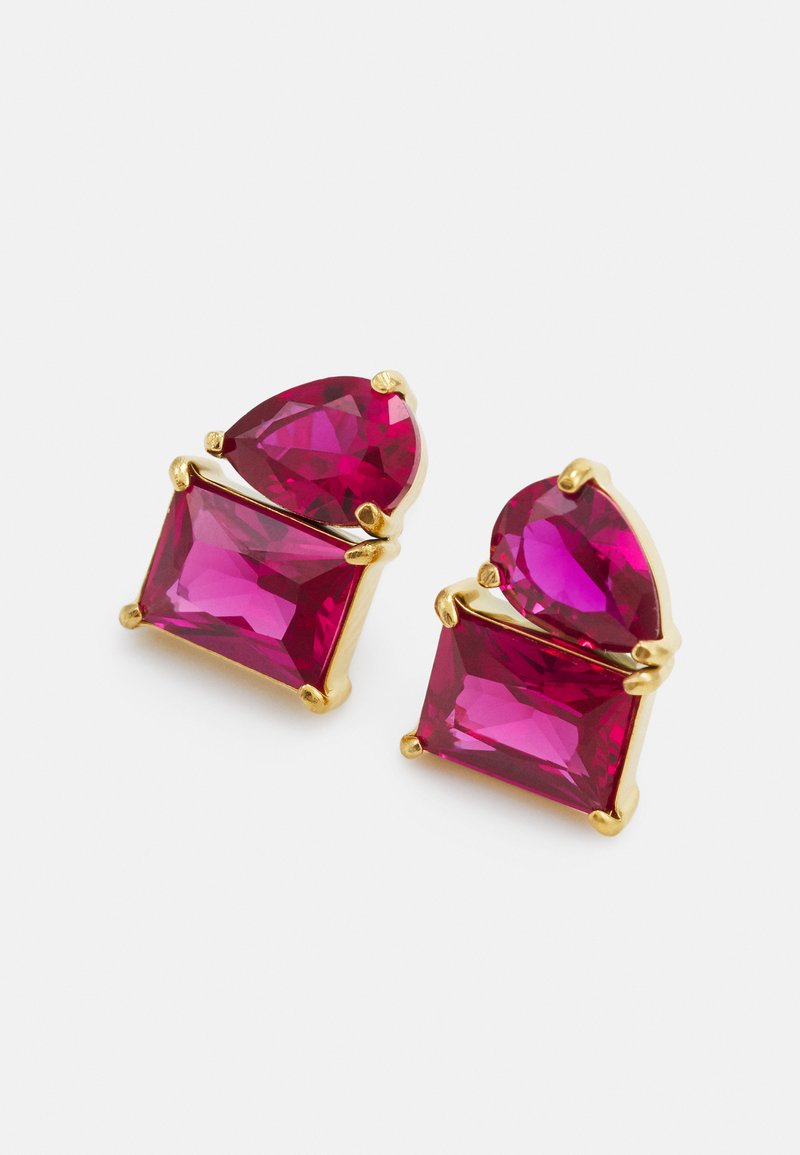 Orecchini in tonalità oro con due gemme rosa intense: una a forma di pera e una a taglio rettangolare, entrambi montati in impostazioni a artiglio.