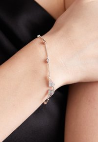 Atlasīts, silver-coloured