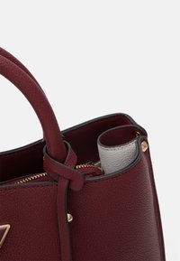 Guess MERIDIAN GIRLFRIEND SATCHEL - Kézitáska - burgundy
