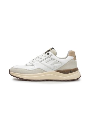 Biało-beżowe niskie sneakersy z wiązaniem na sznurówki, amortyzowaną podeszwą i teksturowaną brązową podeszwą zewnętrzną, widziane od zewnętrznej strony.
