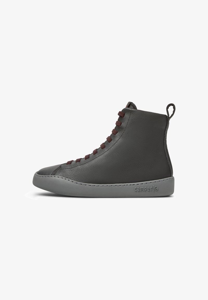 Grijze leren hoge sneaker met brown veters en een grijze zool, voorzien van een lus aan de achterkant voor gemakkelijk aan- en uittrekken. Merkl logo zichtbaar op de zool.
