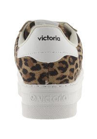 Sneaker con tessuto a stampa leopardata, con sottopiede e suola bianchi, marchio "victoria" sul sottopiede e sulla suola, vista dal retro.